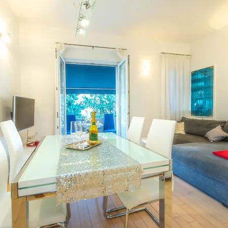 Lazuli Apartment *